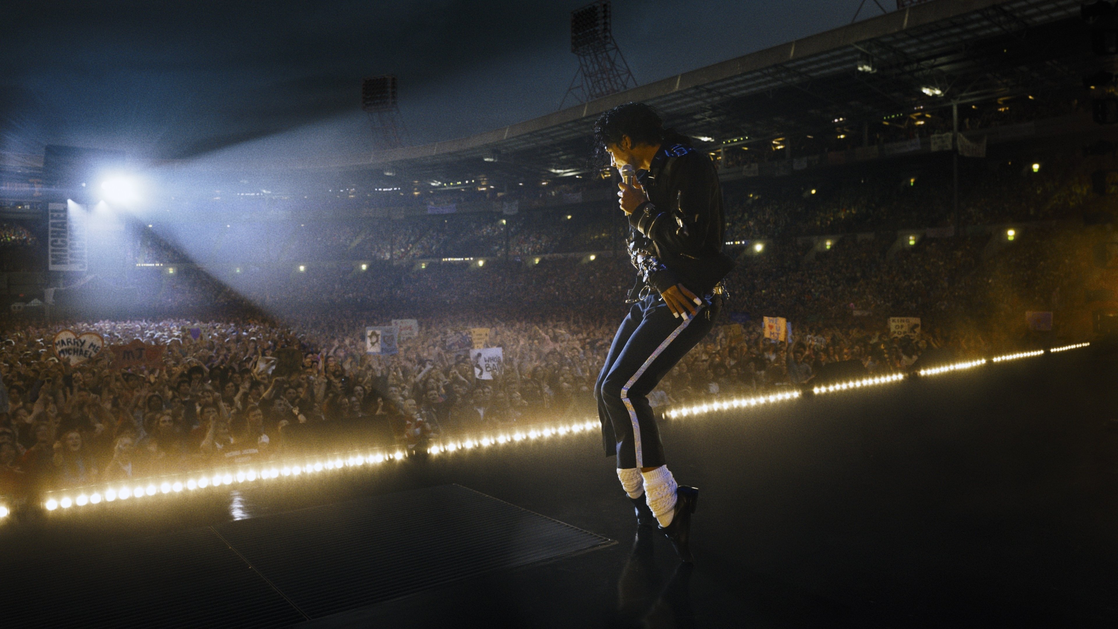 Michael (2026) retrata a história por trás do Rei do Pop